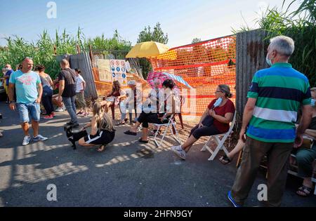 Mauro Scrobogna /LaPresse 03 agosto 2020&#xa0; Acilia (Roma), Italia Notizie protesta contro 5G nella foto: La guarnigione di residenti in Acilia in Vicolo dei Monti di San Paolo mobilitato per paura di installare un'antenna 5G a pochi metri dalle loro case Foto Stock