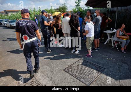 Mauro Scrobogna /LaPresse 03 agosto 2020&#xa0; Acilia (Roma), Italia Notizie protesta contro 5G nella foto: La guarnigione di residenti in Acilia in Vicolo dei Monti di San Paolo mobilitato per paura di installare un'antenna 5G a pochi metri dalle loro case Foto Stock