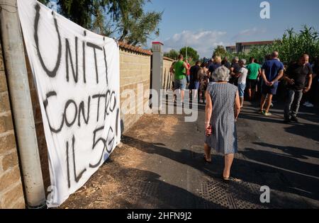 Mauro Scrobogna /LaPresse 03 agosto 2020&#xa0; Acilia (Roma), Italia Notizie protesta contro 5G nella foto: La guarnigione di residenti in Acilia in Vicolo dei Monti di San Paolo mobilitato per paura di installare un'antenna 5G a pochi metri dalle loro case Foto Stock