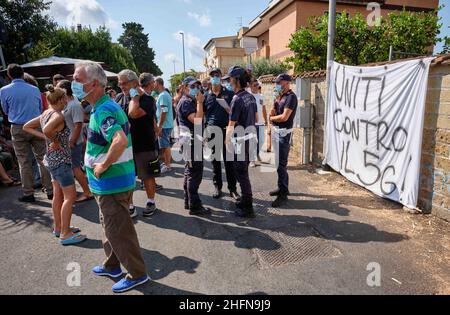 Mauro Scrobogna /LaPresse 03 agosto 2020&#xa0; Acilia (Roma), Italia Notizie protesta contro 5G nella foto: La guarnigione di residenti in Acilia in Vicolo dei Monti di San Paolo mobilitato per paura di installare un'antenna 5G a pochi metri dalle loro case Foto Stock