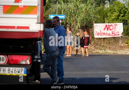 Mauro Scrobogna /LaPresse 03 agosto 2020&#xa0; Acilia (Roma), Italia Notizie protesta contro 5G nella foto: La guarnigione di residenti in Acilia in Vicolo dei Monti di San Paolo mobilitato per paura di installare un'antenna 5G a pochi metri dalle loro case Foto Stock