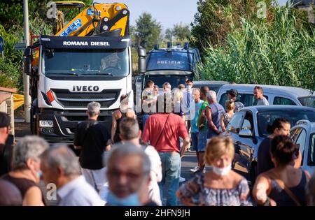 Mauro Scrobogna /LaPresse 03 agosto 2020&#xa0; Acilia (Roma), Italia Notizie protesta contro 5G nella foto: La guarnigione di residenti in Acilia in Vicolo dei Monti di San Paolo mobilitato per paura di installare un'antenna 5G a pochi metri dalle loro case Foto Stock