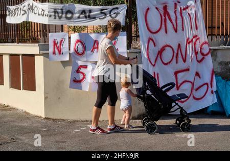 Mauro Scrobogna /LaPresse 03 agosto 2020&#xa0; Acilia (Roma), Italia Notizie protesta contro 5G nella foto: La guarnigione di residenti in Acilia in Vicolo dei Monti di San Paolo mobilitato per paura di installare un'antenna 5G a pochi metri dalle loro case Foto Stock