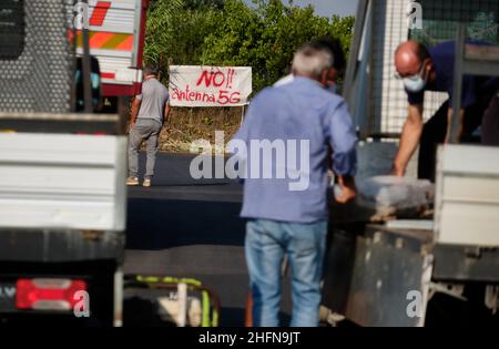 Mauro Scrobogna /LaPresse 03 agosto 2020&#xa0; Acilia (Roma), Italia Notizie protesta contro 5G nella foto: La guarnigione di residenti in Acilia in Vicolo dei Monti di San Paolo mobilitato per paura di installare un'antenna 5G a pochi metri dalle loro case Foto Stock