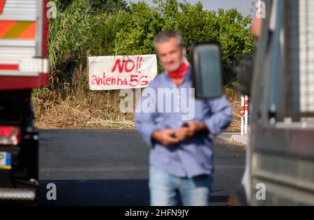 Mauro Scrobogna /LaPresse 03 agosto 2020&#xa0; Acilia (Roma), Italia Notizie protesta contro 5G nella foto: La guarnigione di residenti in Acilia in Vicolo dei Monti di San Paolo mobilitato per paura di installare un'antenna 5G a pochi metri dalle loro case Foto Stock