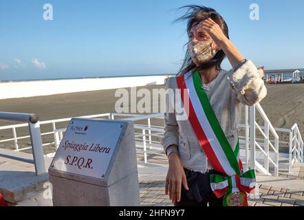 Mauro Scrobogna /LaPresse 04 agosto 2020&#xa0; Ostia (Roma) Italia News SPQR spiaggia libera apertura nella foto: Il sindaco di Roma Virginia raggi Foto Stock