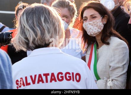 Mauro Scrobogna /LaPresse 04 agosto 2020&#xa0; Ostia (Roma) Italia News SPQR spiaggia libera apertura nella foto: Il sindaco di Roma Virginia raggi Foto Stock