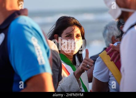 Mauro Scrobogna /LaPresse 04 agosto 2020&#xa0; Ostia (Roma) Italia News SPQR spiaggia libera apertura nella foto: Il sindaco di Roma Virginia raggi Foto Stock