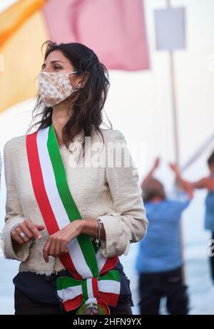 Mauro Scrobogna /LaPresse 04 agosto 2020&#xa0; Ostia (Roma) Italia News SPQR spiaggia libera apertura nella foto: Il sindaco di Roma Virginia raggi Foto Stock