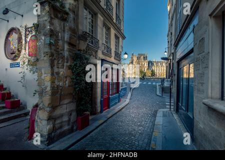 Parigi, Francia - 3 aprile 2021: Piccola strada accogliente con City Hall in background a Parigi Foto Stock