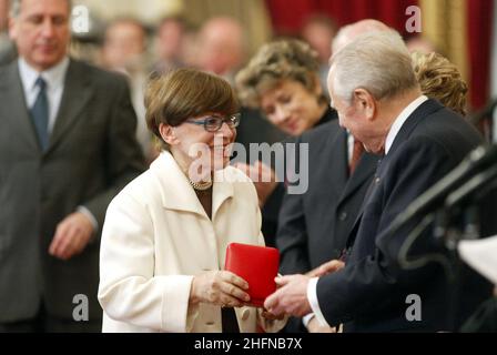 ©MAURO SCROBOGNA/LAPRESSE 10-02-2004 ROMA POLITICA QUIRINALE - PREMI DE SICA NELLA FOTO IL PRESIDENTE DELLA REPUBBLICA CARLO AZEGLIO CIAMPI CON FRANCA VALERI Foto Stock