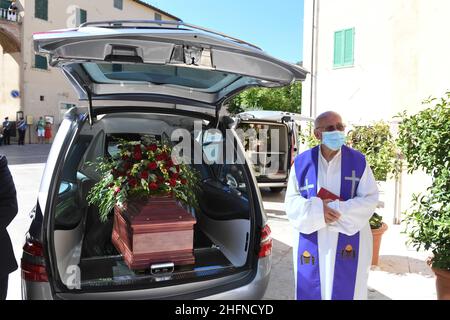 LaPresse - Jennifer Lorenzini 20 Agosto 2020 Cetona - si - (Italia) News funerali di Cesare Romiti - Cetona - Siena nella foto: La bara di Romiti Foto Stock