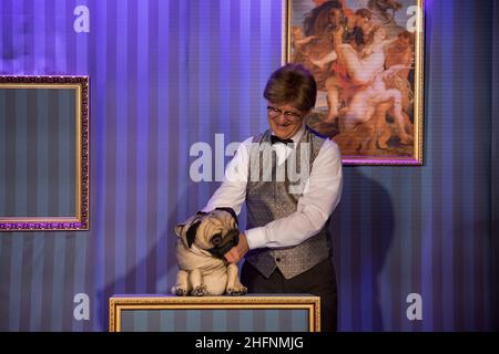 Josephine Hoppe und Dirk Neumann bei: 'DAS ei IST HART!Ein Loriot-Abend' Regie:Ahmad Mesgarha,Violine: Florian Mayer, in Hoppes Hoftheater. Dresda-noi Foto Stock