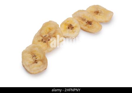 Studio di chip di banana essiccati tagliato su uno sfondo bianco - John Gollop Foto Stock
