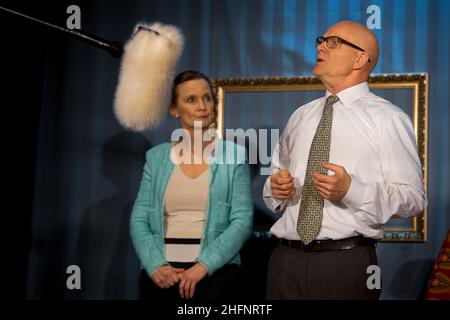 Josephine Hoppe und Dirk Neumann bei: 'DAS ei IST HART!Ein Loriot-Abend' Regie:Ahmad Mesgarha,Violine: Florian Mayer, in Hoppes Hoftheater. Dresda-noi Foto Stock