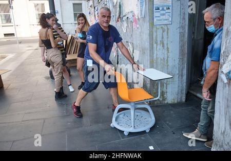 Mauro Scrobogna /LaPresse 15 settembre 2020&#xa0; Roma, Italia News School - scrivanie mobili nella foto: L'arrivo delle nuove panchine con ruote in un istituto di Roma Foto Stock