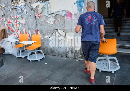 Mauro Scrobogna /LaPresse 15 settembre 2020&#xa0; Roma, Italia News School - scrivanie mobili nella foto: L'arrivo delle nuove panchine con ruote in un istituto di Roma Foto Stock