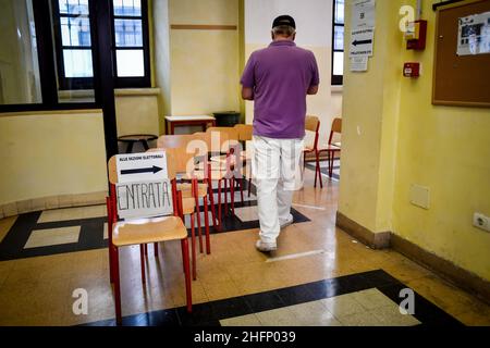 Claudio Furlan - LaPresse 20 settembre 2020 Milano (Italia) News la popolazione voterà per il referendum costituzionale sul taglio dei parlamentari alla Scuola Media Parini di Via Solferino Foto Stock