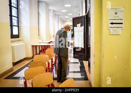 Claudio Furlan - LaPresse 20 settembre 2020 Milano (Italia) News la popolazione voterà per il referendum costituzionale sul taglio dei parlamentari alla Scuola Media Parini di Via Solferino Foto Stock