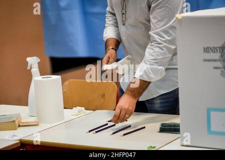 Claudio Furlan - LaPresse 20 settembre 2020 Milano (Italia) News la popolazione voterà per il referendum costituzionale sul taglio dei parlamentari alla Scuola Media Parini di Via Solferino Foto Stock