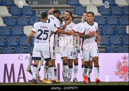 Massimo Paolone/LaPresse 20 settembre 2020 Reggio Emilia, Italia sport soccer Sassuolo vs Cagliari - Campionato Italiano Calcio League A TIM 2020/2021 - Stadio Mapei nella foto: Giovanni Simeone (Cagliari Calcio) festeggia con Galvao Joao Pedro (Cagliari Calcio) dopo aver segnato il traguardo 0-1 Foto Stock