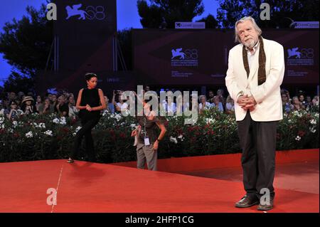 © Gian Mattia D'Alberto - LaPresse 06-09-2011 Venezia spettacolo 68° Mostra d'arte cinematografica di Venezia red carpet del film 'il Villaggio di cartone' nella foto: Michael Lonsdale © Gian Mattia D'Alberto - LaPresse 06-09-2011 Venezia 'il Villaggio di cartone' Premiere nella foto: Michael Lonsdale Foto Stock