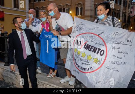 Mauro Scrobogna /LaPresse 21 settembre 2020&#xa0; Roma, Italia Politica consultazione elettorale - referendum costituzionale e elezioni politiche locali nella foto: Il Ministro dello sviluppo economico Stefano Patuanelli (M5S) saluta un piccolo gruppo di sostenitori della Grillini in attesa di fronte al Parlamento dopo la vittoria del sì nel referendum sulla riduzione del numero di parlamentari Foto Stock