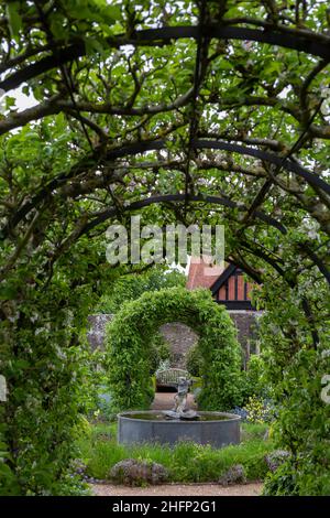 Pergola a cupola e fontana ornamentale nel Kitchen Garden, Arundel Castle, West Sussex, Inghilterra, UK Foto Stock