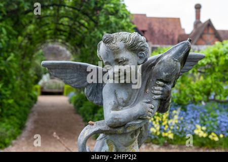 Una copia di "Putto con Delfino" di Andrea del Verrocchio, una scultura del 15th secolo, nei Giardini del Castello di Arundel, West Sussex, Regno Unito Foto Stock