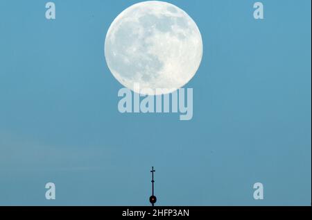 Loughborough, Leicestershire, Regno Unito. 17th gennaio 2022. La luna di lupo sorge sopra il Carillon, costruito come monumento commemorativo di guerra nel 1923. Credit Darren Staples/Alamy Live News. Foto Stock