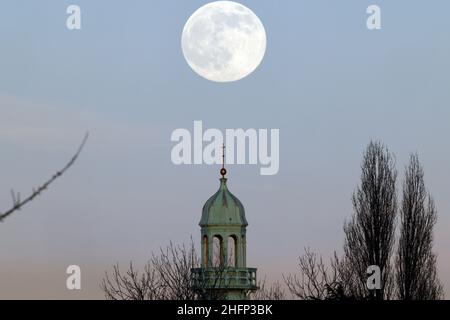 Loughborough, Leicestershire, Regno Unito. 17th gennaio 2022. La luna di lupo sorge sopra il Carillon, costruito come monumento commemorativo di guerra nel 1923. Credit Darren Staples/Alamy Live News. Foto Stock