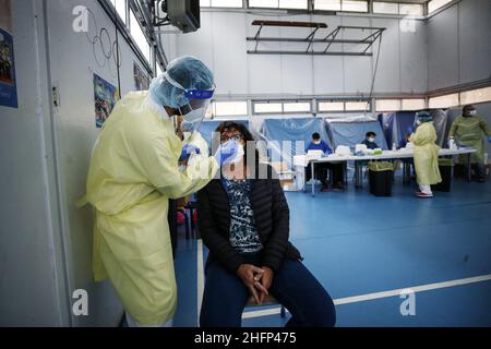 Cecilia Fabiano/LaPresse Settembre 28 , 2020 Roma (Italia) News : Covid 19 : l'unità della crisi effettua i primi test rapidi nella scuola superiore di Manara nel Pic : lo staff medico che lavora nella palestra della scuola Foto Stock