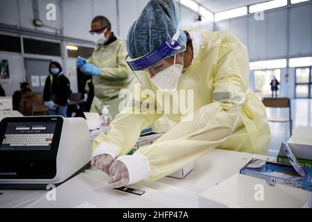 Cecilia Fabiano/LaPresse Settembre 28 , 2020 Roma (Italia) News : Covid 19 : l'unità della crisi effettua i primi test rapidi nella scuola superiore di Manara nel Pic : lo staff medico che lavora nella palestra della scuola Foto Stock