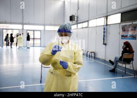 Cecilia Fabiano/LaPresse Settembre 28 , 2020 Roma (Italia) News : Covid 19 : l'unità della crisi effettua i primi test rapidi nella scuola superiore di Manara nel Pic : lo staff medico che lavora nella palestra della scuola Foto Stock