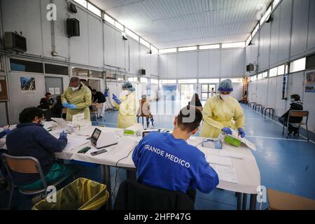 Cecilia Fabiano/LaPresse Settembre 28 , 2020 Roma (Italia) News : Covid 19 : l'unità della crisi effettua i primi test rapidi nella scuola superiore di Manara nel Pic : lo staff medico che lavora nella palestra della scuola Foto Stock