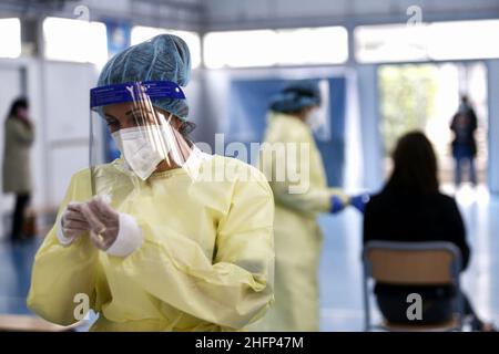 Cecilia Fabiano/LaPresse Settembre 28 , 2020 Roma (Italia) News : Covid 19 : l'unità della crisi effettua i primi test rapidi nella scuola superiore di Manara nel Pic : lo staff medico che lavora nella palestra della scuola Foto Stock