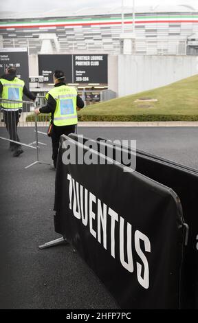 Foto LaPresse - Tano Pecoraro04 Ottobre 2020 Torino - (Italia)Sport CalcioJuventus vs NapoliCampionato di Calcio Serie A TIM 2020/2021 - Allianz Stadiumnella foto: StewardPhoto LaPresse - Tano Pecoraro04 Ottobre 2020 Città Torino - (Italia)Sport SoccerJuventus vs NapoliCampionato Italiano di Calcio Lega A 2020/2021 - Allianz Stadiumin: Lo Stadiward Foto Stock