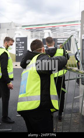 Foto LaPresse - Tano Pecoraro04 Ottobre 2020 Torino - (Italia)Sport CalcioJuventus vs NapoliCampionato di Calcio Serie A TIM 2020/2021 - Allianz Stadiumnella foto: StewardPhoto LaPresse - Tano Pecoraro04 Ottobre 2020 Città Torino - (Italia)Sport SoccerJuventus vs NapoliCampionato Italiano di Calcio Lega A 2020/2021 - Allianz Stadiumin: Lo Stadiward Foto Stock