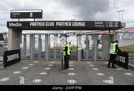 Foto LaPresse - Tano Pecoraro04 Ottobre 2020 Torino - (Italia)Sport CalcioJuventus vs NapoliCampionato di Calcio Serie A TIM 2020/2021 - Allianz Stadiumnella foto: StewardPhoto LaPresse - Tano Pecoraro04 Ottobre 2020 Città Torino - (Italia)Sport SoccerJuventus vs NapoliCampionato Italiano di Calcio Lega A 2020/2021 - Allianz Stadiumin: Lo Stadiward Foto Stock