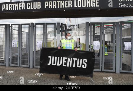 Foto LaPresse - Tano Pecoraro04 Ottobre 2020 Torino - (Italia)Sport CalcioJuventus vs NapoliCampionato di Calcio Serie A TIM 2020/2021 - Allianz Stadiumnella foto: StewardPhoto LaPresse - Tano Pecoraro04 Ottobre 2020 Città Torino - (Italia)Sport SoccerJuventus vs NapoliCampionato Italiano di Calcio Lega A 2020/2021 - Allianz Stadiumin: Lo Stadiward Foto Stock