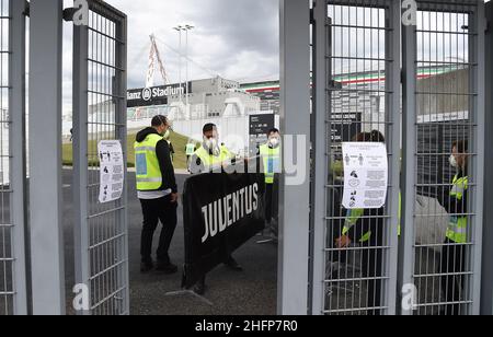 Foto LaPresse - Tano Pecoraro04 Ottobre 2020 Torino - (Italia)Sport CalcioJuventus vs NapoliCampionato di Calcio Serie A TIM 2020/2021 - Allianz Stadiumnella foto: StewardPhoto LaPresse - Tano Pecoraro04 Ottobre 2020 Città Torino - (Italia)Sport SoccerJuventus vs NapoliCampionato Italiano di Calcio Lega A 2020/2021 - Allianz Stadiumin: Lo Stadiward Foto Stock