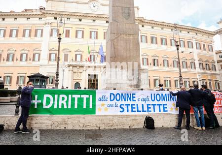 Mauro Scrobogna /LaPresse 07 ottobre 2020&#xa0; Roma, Italia News Piazza Montecitorio - prima dimostrazione di sindacati militari nella foto: Numerosi sindacati militari hanno promosso una manifestazione di protesta contro la legge di Corda che attribuisce al giudice amministrativo le controversie relative al comportamento antisindacale, La considerevole e numerosa ingerenza nella vita sociale dei sindacati nonostante una sentenza della Corte costituzionale del 2018 ha eliminato il divieto di formare o di associarsi in unioni per i militari delle forze armate Foto Stock