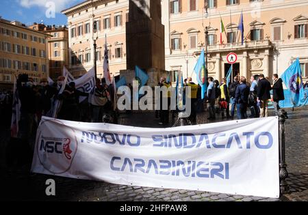 Mauro Scrobogna /LaPresse 07 ottobre 2020&#xa0; Roma, Italia News Piazza Montecitorio - prima dimostrazione di sindacati militari nella foto: Numerosi sindacati militari hanno promosso una manifestazione di protesta contro la legge di Corda che attribuisce al giudice amministrativo le controversie relative al comportamento antisindacale, La considerevole e numerosa ingerenza nella vita sociale dei sindacati nonostante una sentenza della Corte costituzionale del 2018 ha eliminato il divieto di formare o di associarsi in unioni per i militari delle forze armate Foto Stock