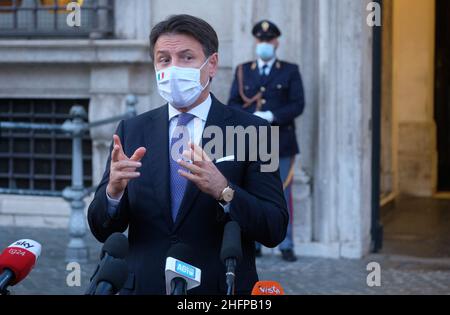 Mauro Scrobogna /LaPresse 07 ottobre 2020&#xa0; Roma, Italia Politica Palazzo Chigi - Conferenza stampa del primo Ministro nella foto: Il primo Ministro Giuseppe Conte durante la conferenza stampa a Piazza colonna per illustrare il nuovo Measurnister anticovideo Roberto speranza durante le comunicazioni sulle misure di contenimento per prevenire la diffusione del virus Covid-19 Foto Stock