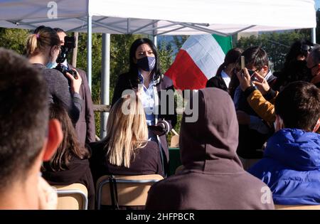 Mauro Scrobogna /LaPresse 08 ottobre 2020&#xa0; Frosinone, Italia Scuola Politica - il Ministro Azzolina visita l'Istituto Angeloni di Frosinone nella foto: Il Ministro dell'Istruzione Lucia Azzolina in visita all'Istituto agricolo "Luigi Angeloni" di Frosinone incontra gli studenti impegnati nella vendemmia all'interno dell'azienda agricola della scuola. Foto Stock