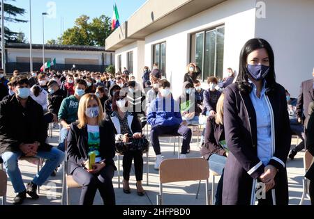 Mauro Scrobogna /LaPresse 08 ottobre 2020&#xa0; Frosinone, Italia Scuola Politica - il Ministro Azzolina visita l'Istituto Angeloni di Frosinone nella foto: Il Ministro dell'Istruzione Lucia Azzolina in visita all'Istituto agricolo "Luigi Angeloni" di Frosinone incontra gli studenti impegnati nella vendemmia all'interno dell'azienda agricola della scuola. Foto Stock