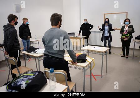 Mauro Scrobogna /LaPresse 08 ottobre 2020&#xa0; Frosinone, Italia Scuola Politica - il Ministro Azzolina visita l'Istituto Angeloni di Frosinone nella foto: Il Ministro dell'Istruzione Lucia Azzolina in visita all'Istituto agricolo "Luigi Angeloni" di Frosinone incontra gli studenti impegnati nella vendemmia all'interno dell'azienda agricola della scuola. Foto Stock