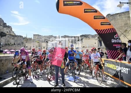 Fabio Ferrari/LaPresse 09 ottobre 2020 Italia Sport Cycling giro d'Italia 2020 - edizione 103th - Stage 7 - da Matera a Brindisi nella foto: Inizio Foto Stock