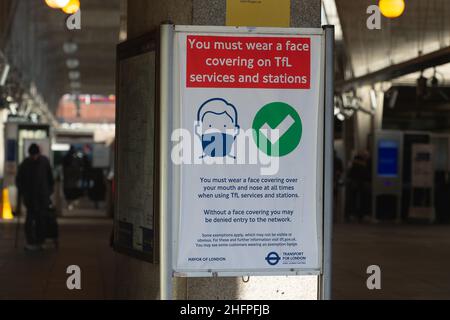 Uxbridge, London Borough of Hillingdon, Regno Unito. 17th Gennaio 2022. Un banner TfL che ricorda ai viaggiatori della London Underground che l'uso delle maschere facciali è obbligatorio. Da oggi l'autoisolamento di Covid-19 è stato ridotto da sette giorni a cinque, ma questo è condizionato dall'avere un test di flusso laterale negativo nei giorni cinque e sei dopo il test positivo. Si prevede che la maggior parte delle restrizioni del Covid-19 in Inghilterra saranno rimosse a partire dal 26th gennaio. Credit: Maureen McLean/Alamy Live News Foto Stock