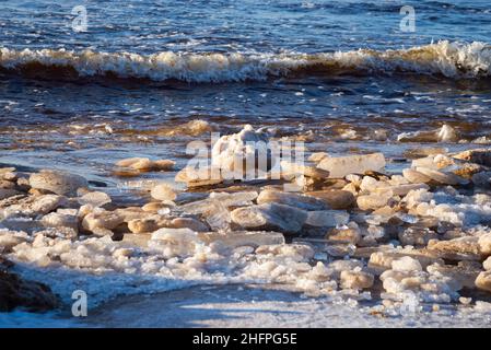 Mar Baltico in inverno con spaccature di ghiaccio. Grandi pezzi di ghiaccio galleggiante condotti in mare. Pack Ice accumula gli iceberg. Foto Stock